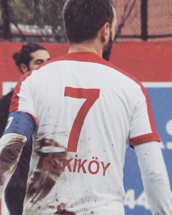 Kısa bir süre önce Futbol Direktörü olarak Pendikspor ailemize katılan, kulübümüzün unutulmaz kaptanlarından Umut Eskiköy, yeni dönemde Teknik Direktörlük görevini üstlenmiştir.
Pendikspor forması altında uzun yıllar mücadele eden, kaptanlık pazubandını gururla taşıyan ve kulübümüzün değerlerini en iyi bilen isimlerden biri olan Umut hocamızın, bu büyük sorumluluğu da aynı aidiyet ve kararlılıkla yerine getireceğine yürekten inanıyoruz.
Geçmişimizden aldığımız güçle geleceğimizi inşa ederken, kulübümüzün ruhunu sahaya yansıtacak Teknik Direktörümüz Umut Eskiköy ve teknik ekibine yeni görevlerinde üstün başarılar diliyoruz.
Hoş geldin yeniden hocam; başarılar Umut Eskiköy!