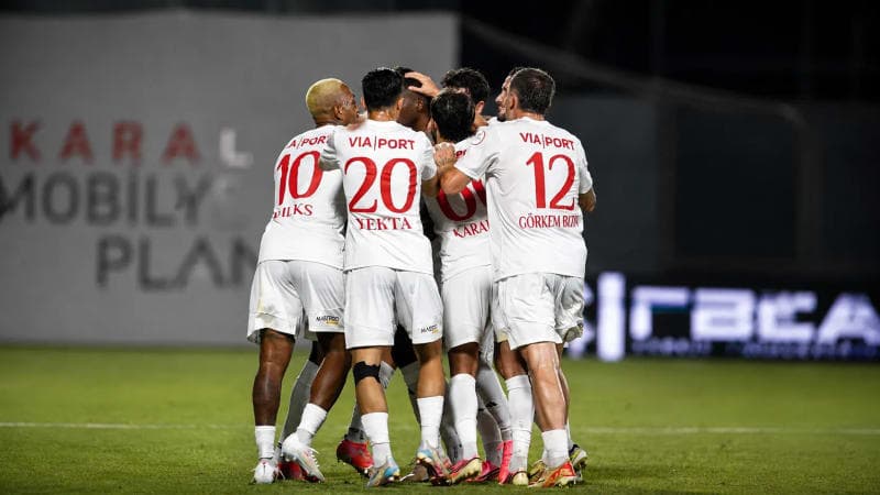 Pendikspor futbolcuları Batman Petrolspor karşılaşmasında gol sonrası birlikte sevinç yaşarken