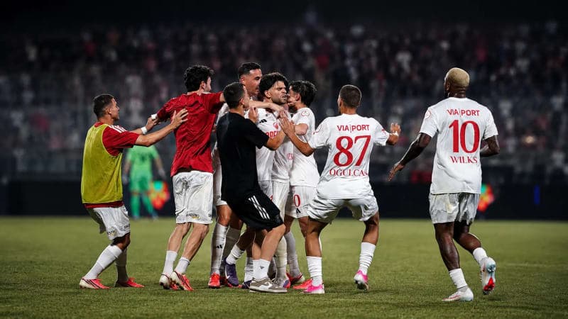 Pendikspor futbolcuları Batman Petrolspor maçında gol sonrası saha içinde kutlama yaparken
