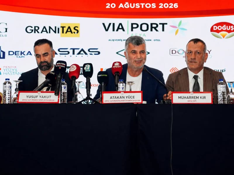 Orfa Yapı isim ve forma göğüs sponsorluğu imza töreninde Yusuf Yakut, Atakan Yüce ve Muharrem Kır.